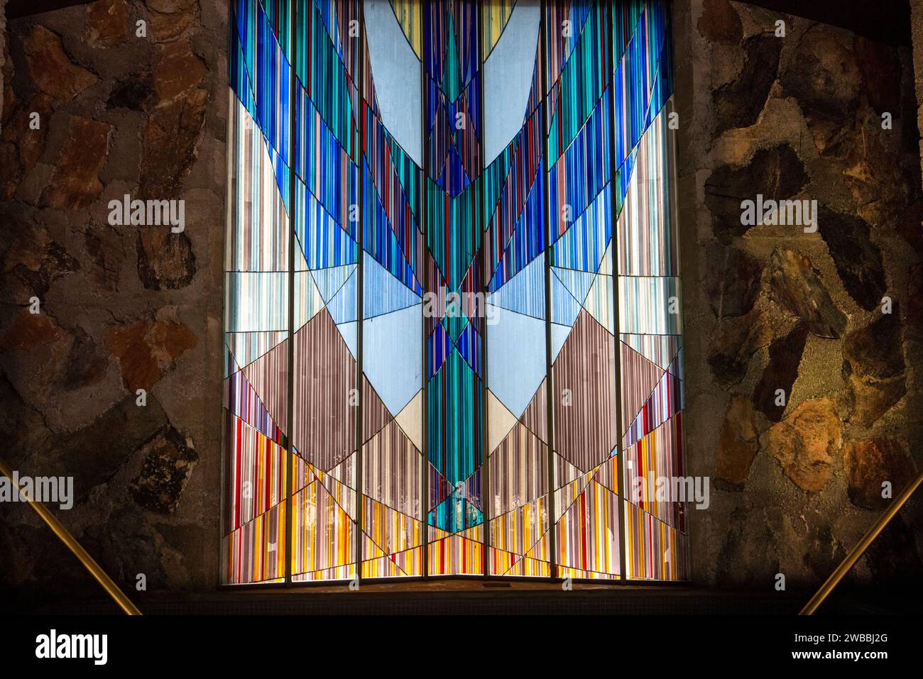 Frank Lloyd Wright entwarf die erste christliche Kirche in Phoenix, Arizona. Ein kaktusförmiges Buntglasfenster und ein 120 Meter großer Glockenturm. Stockfoto