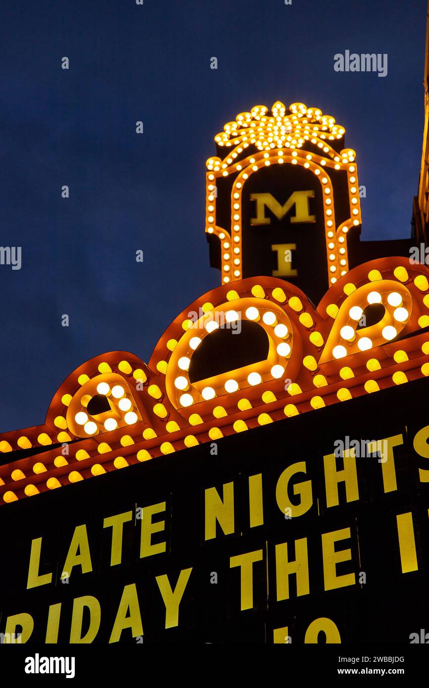 Vintage Theater Festzelt Schild bei Nacht mit hellen Glühbirnen und Veranstaltungstext Stockfoto