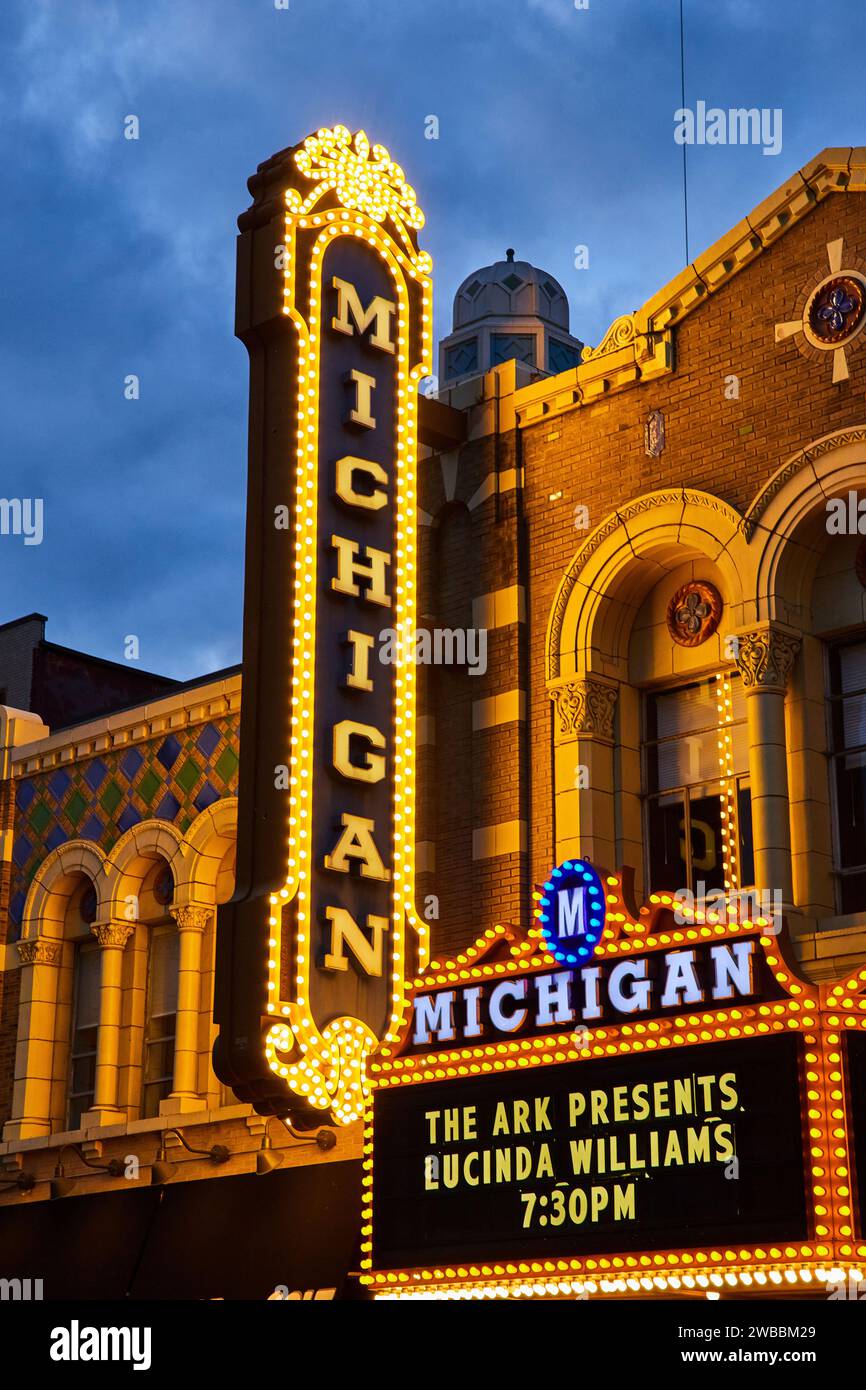 Michigan Theater Marquee und architektonische Details bei Twilight Stockfoto