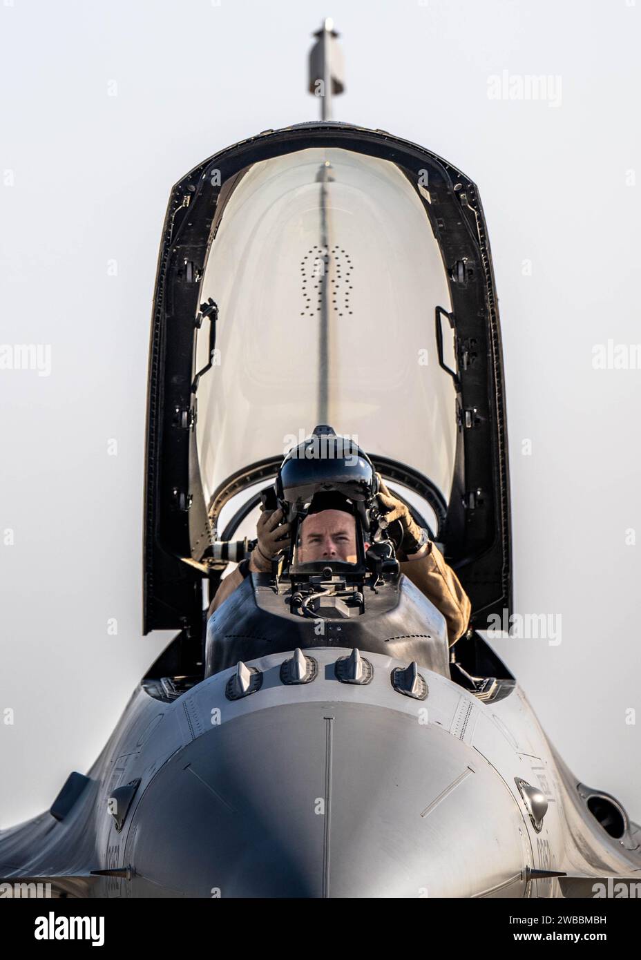 Major Joshua Bibb, Jagdpilot der US Air Force, bereitet sich auf den Flug eines F-16 Fighting Falken während der Übung Ballast Cannon 24.3 vor, an einem unbekannten Ort innerhalb des US Central Command Area of Responsibility, 8. Januar 2024. Ballast Cannon tritt fast vierteljährlich mit der Royal Bahraini Air Force auf, um die schnellen Expeditionsfähigkeiten der U.S. Air Force durch die Integration von Agile Combat Employment Objectives für F-16 Fighting Falcon, KC-135 Stratotanker und operatives Hilfspersonal zu unterstützen. (Foto der U.S. Air Force von Tech. Sgt. Alexander Cook) Stockfoto