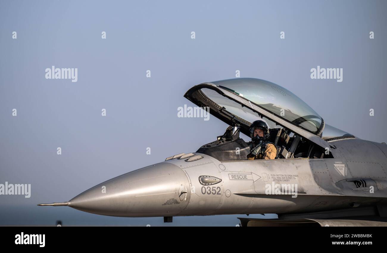 Major Joshua Bibb, Jagdpilot der US Air Force, bereitet sich auf den Flug eines F-16 Fighting Falken während der Übung Ballast Cannon 24.3 vor, an einem unbekannten Ort innerhalb des US Central Command Area of Responsibility, 8. Januar 2024. Die seit langem bestehenden Beziehungen, die die US Air Force innerhalb der CENTCOM AOR entwickelt hat, ermöglichen regelmäßige und routinemäßige Schulungen, die die Fähigkeit der Koalition verbessern, eine nahtlose operative Streitmacht in allen Kriegsgebieten zu werden. (Foto der U.S. Air Force von Tech. Sgt. Alexander Cook) Stockfoto