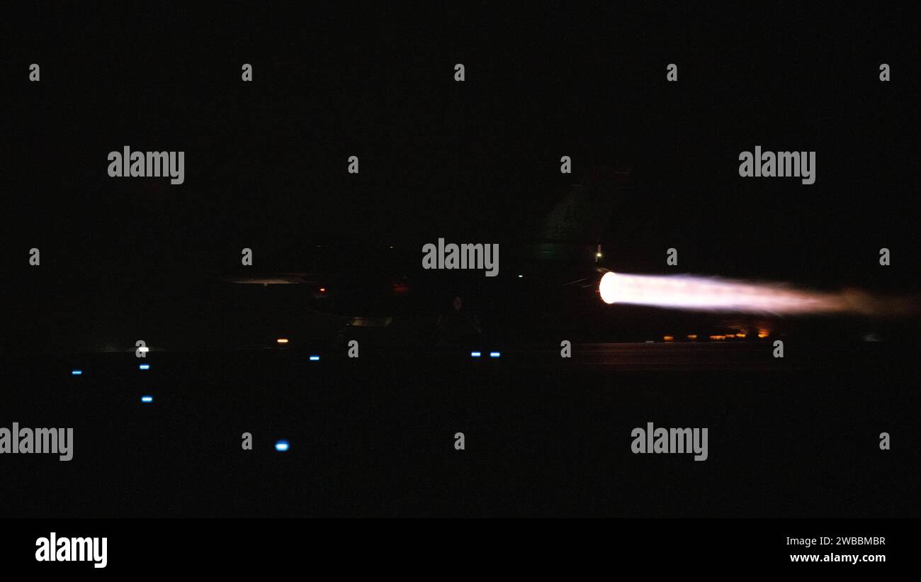 Eine F-16 der U.S. Air Force startet während der Übung Ballast Cannon 24,3 von einem unbekannten Ort innerhalb des US Central Command Area of Responsibility am 8. Januar 2024. Ballast Cannon tritt fast vierteljährlich mit der Royal Bahraini Air Force auf, um die schnellen Expeditionsfähigkeiten der U.S. Air Force durch die Integration von Agile Combat Employment Objectives für F-16 Fighting Falcon, KC-135 Stratotanker und operatives Hilfspersonal zu unterstützen. (Foto der U.S. Air Force von Tech. Sgt. Alexander Cook) Stockfoto