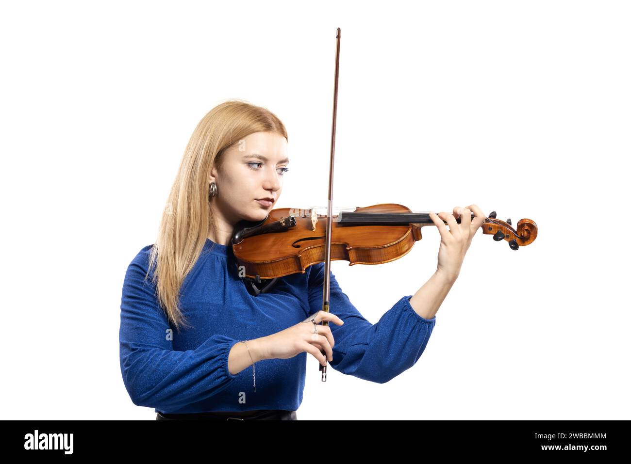 Hübsches blondes Mädchen, das Geige spielt. Weibliche Violinistin isoliert auf weißem Hintergrund. Stockfoto