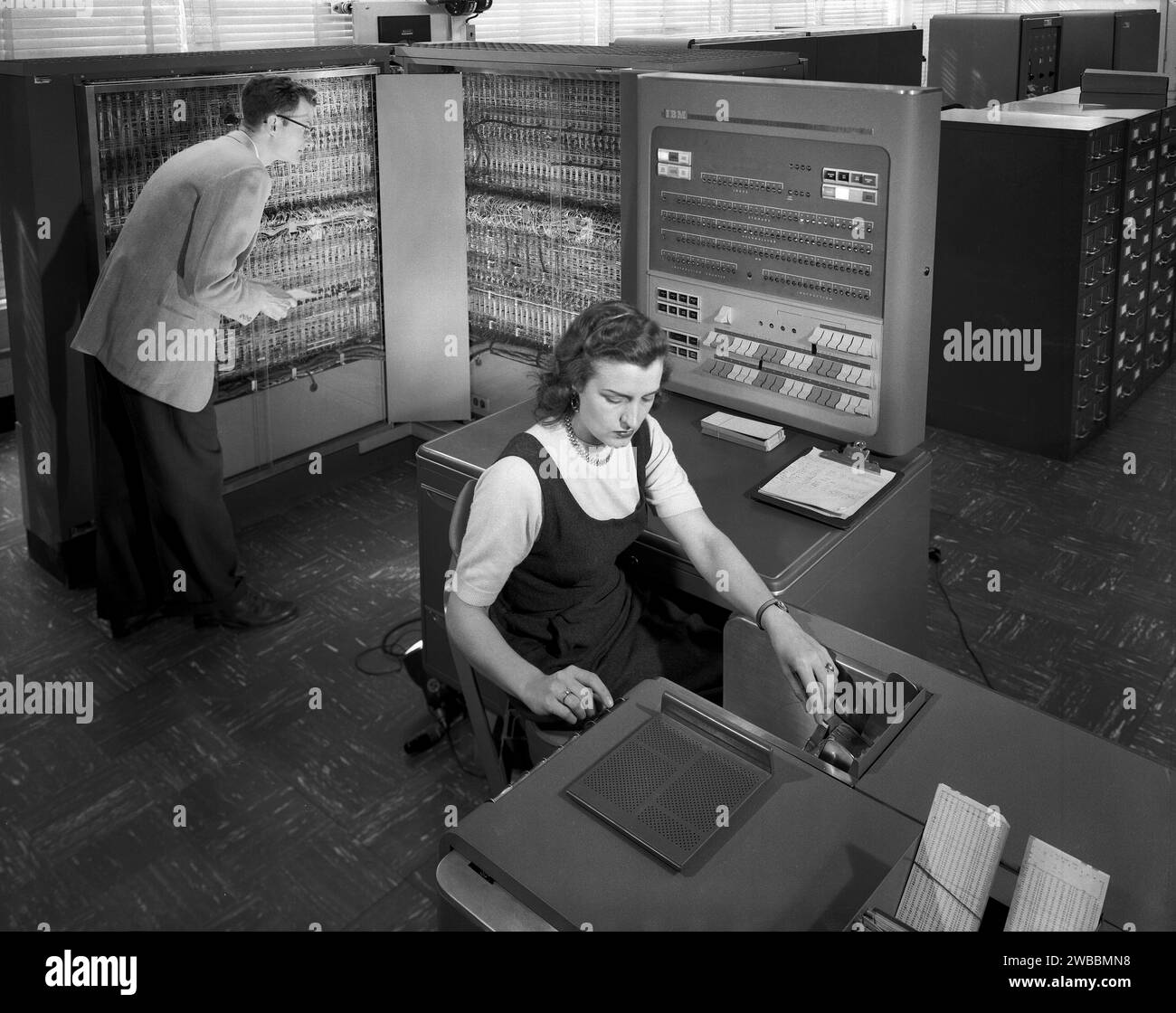 Mann und Frau, die mit der elektronischen Datenverarbeitungsmaschine IBM Typ T04 arbeiten, NASA Langley Research Center, Hampton, Virginia, USA, National Advisory Committee for Aeronautics, 1957 Stockfoto