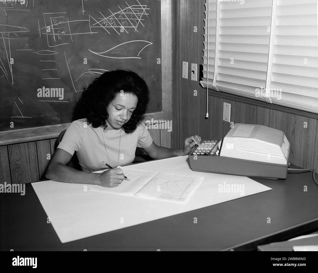 Christine Darden, NASA-Mathematikerin, Datenanalytikerin und Luftfahrtingenieurin, sitzendes Porträt, Arbeit am Schreibtisch, NASA Langley Research Center, Hampton, Virginia, USA, Bob Nye für die NASA, 1973 Stockfoto