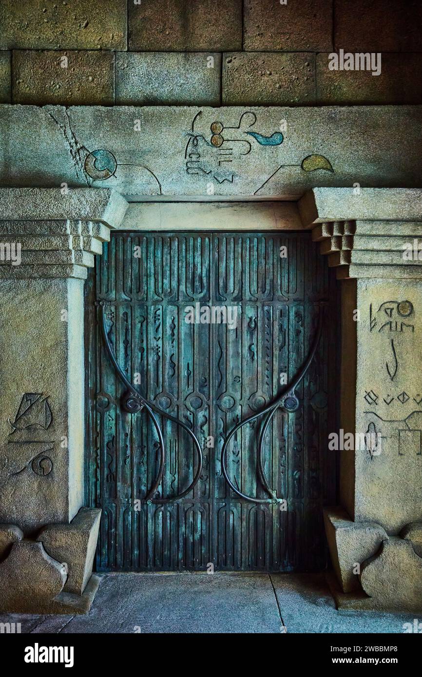 Alte Bronzetür mit Hieroglyphen, Steinsäulen - Blick auf Augenhöhe Stockfoto