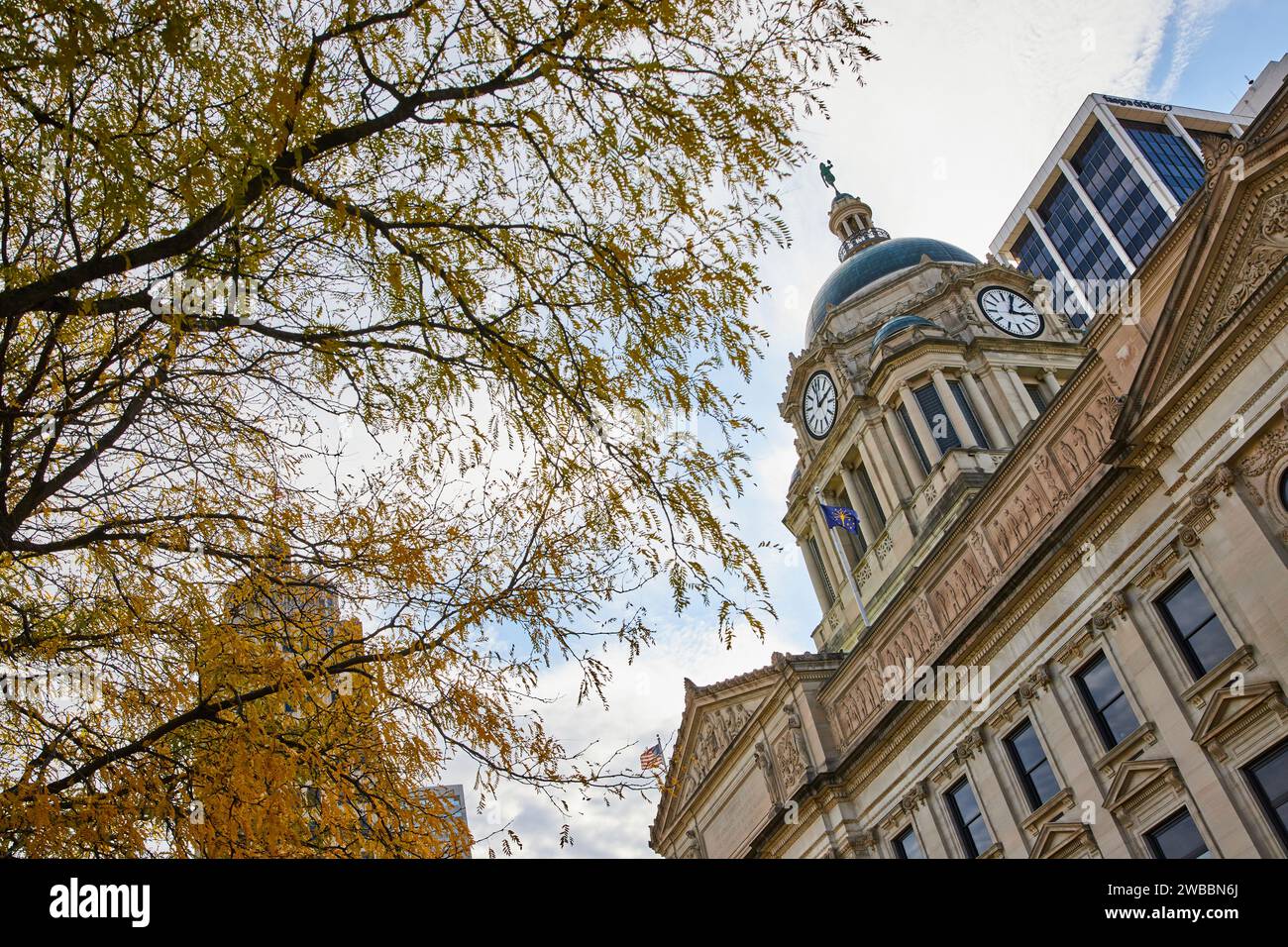 Beaux-Arts Courthouse mit Herbstlaub, flacher Blick Stockfoto