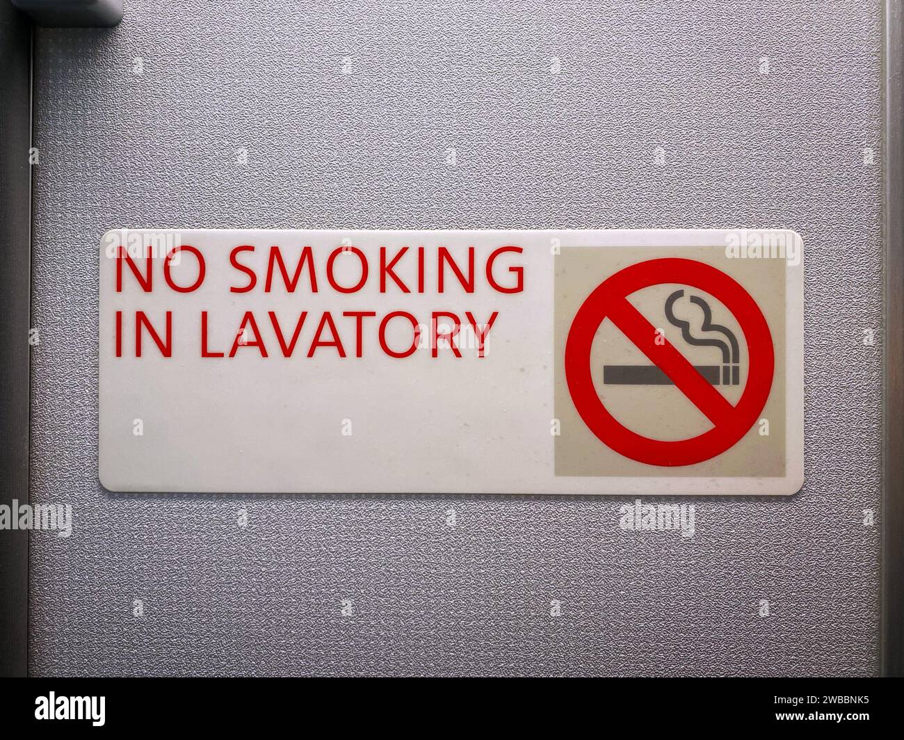 Flugzeugtoilette, Schild "Rauchen verboten" Stockfoto