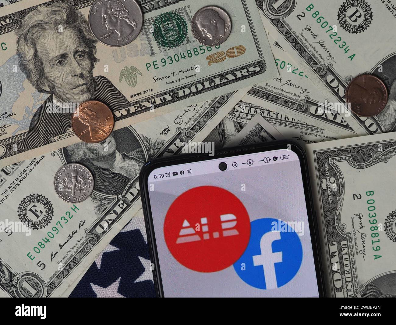 Bayern, Deutschland - 10. Januar 2024: In dieser Fotoabbildung wird ein AI.Reverie, Inc.-Logo auf einem Smartphone mit US-Dollar nicht angezeigt Stockfoto