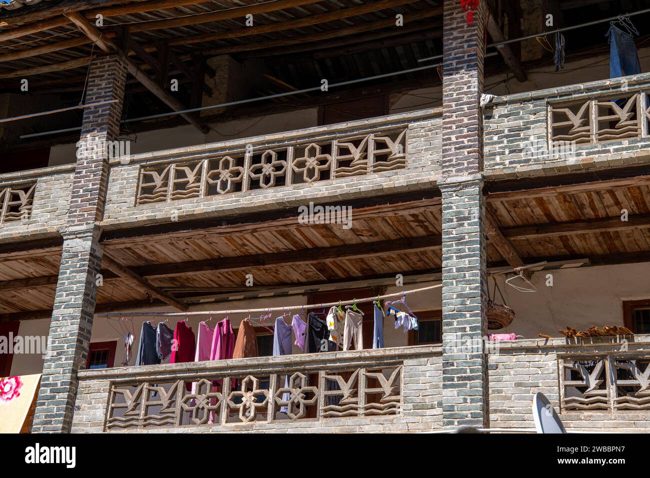 20. FEBRUAR 2023, FUJIAN, CHINA: Bild im Inneren des quadratischen Daches Tulou, Fujian, China. Übersetzung aus dem chinesischen Erdgebäude. UNESCO Welt He Stockfoto 20. FEBRUAR 2023, FUJIAN, CHINA: Bild im Inneren des quadratischen Daches Tulou, Fujian, China. Übersetzung aus dem chinesischen Erdgebäude. UNESCO Welt He Stockfoto