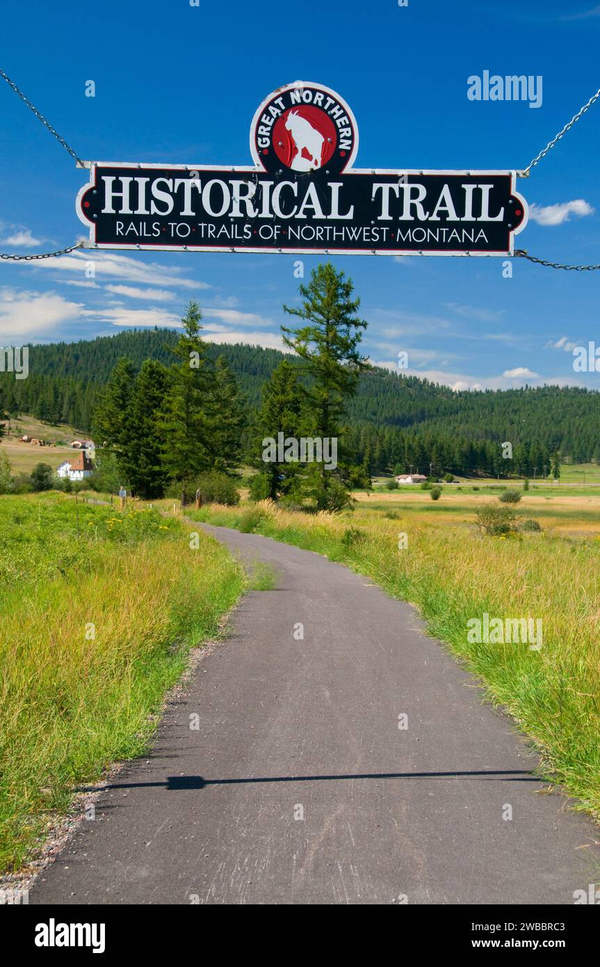 Great Northern Historical Trail Railtrail, Smith Lake Waterfowl Produktionsgebiet, Montana Stockfoto