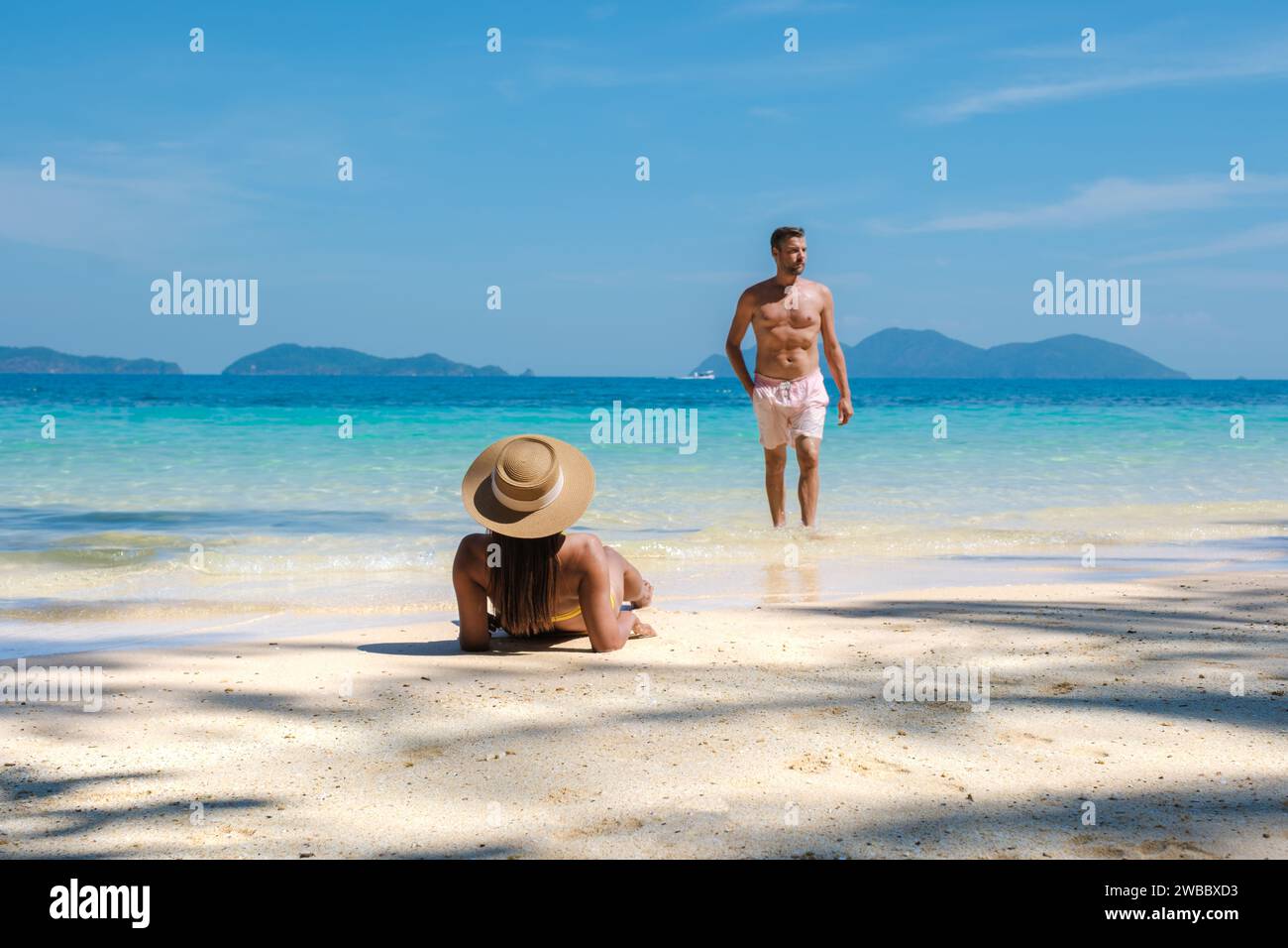 Koh Wai Island trat Thailand in der Nähe von Koh Chang trat. Ein junges Paar Männer und Frauen an einem tropischen Strand während eines Luxusurlaubs in Thailand entspannend Stockfoto