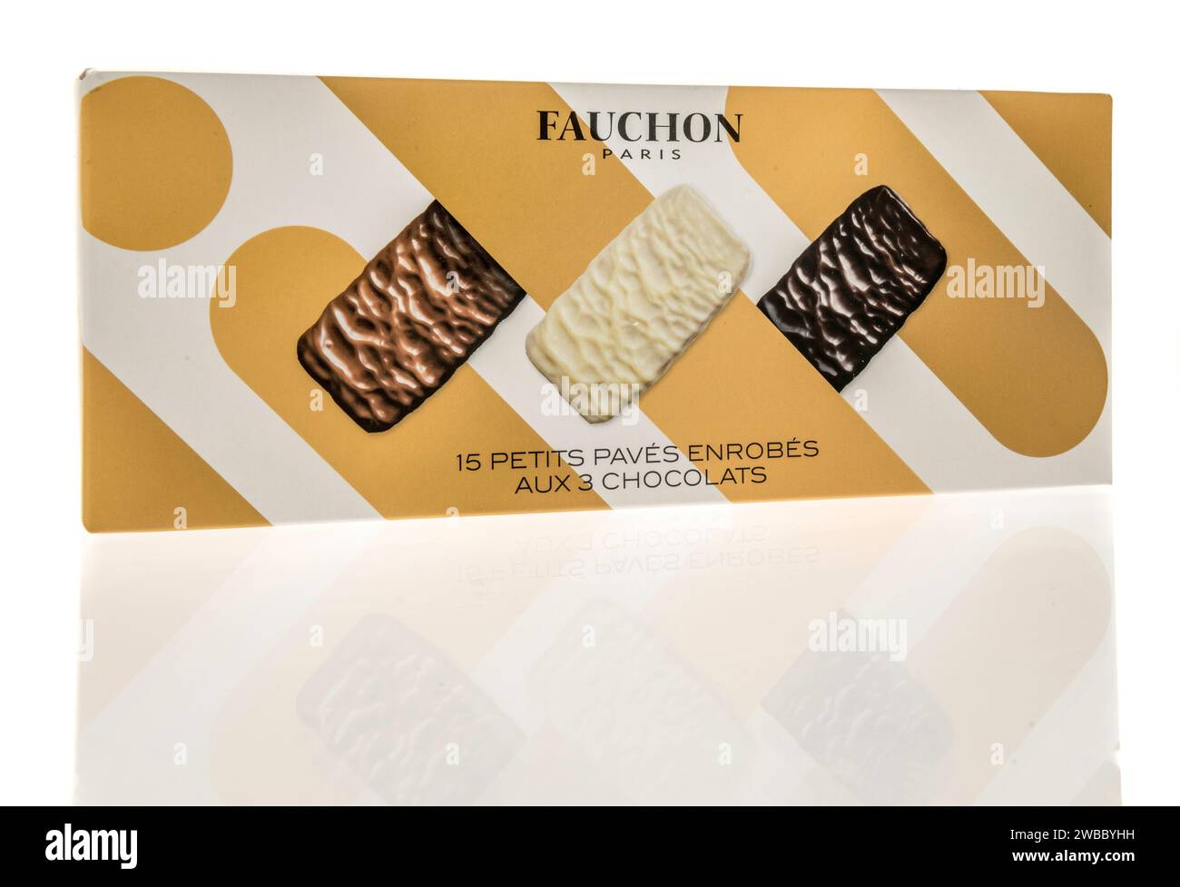 Winneconne, WI - 5. Januar 2024: Ein Paket von Fauchon Paris Petits Paves Endroben auf einem isolierten Hintergrund. Stockfoto