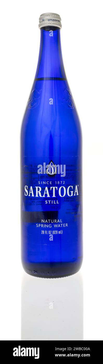 Winneconne, WI - 9. Januar 2024: Eine Flasche Saratoga noch natürliches Quellwasser auf isoliertem Hintergrund. Stockfoto