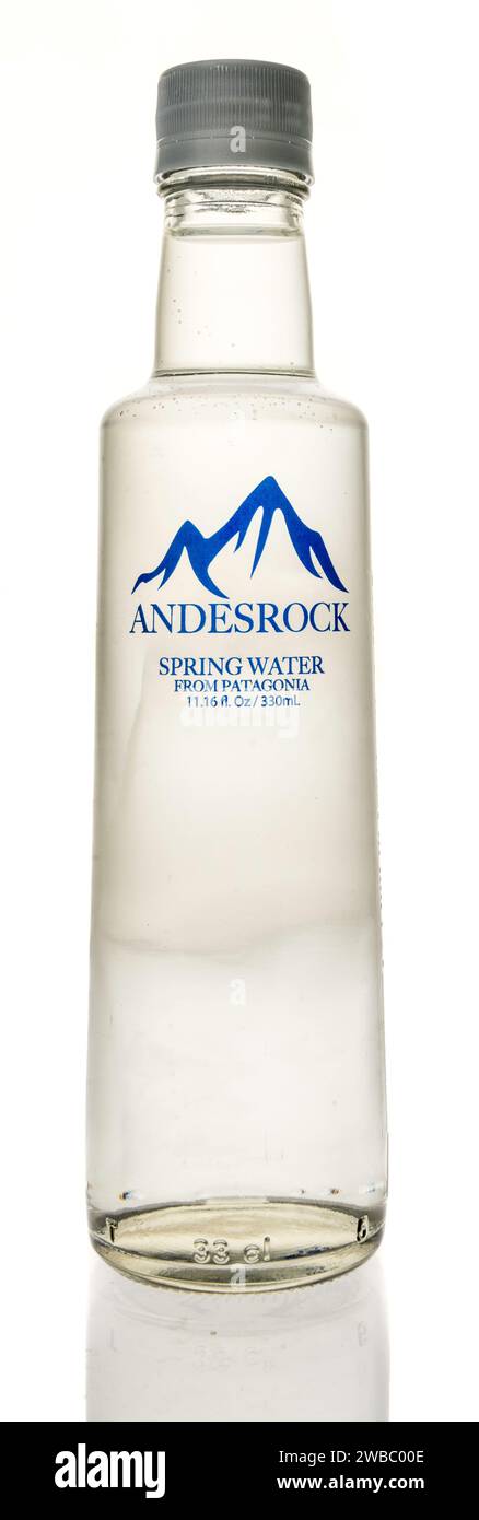 Winneconne, WI - 9. Januar 2024: Eine Flasche Andesrock-Quellwasser aus Patagonien auf einem isolierten Hintergrund. Stockfoto