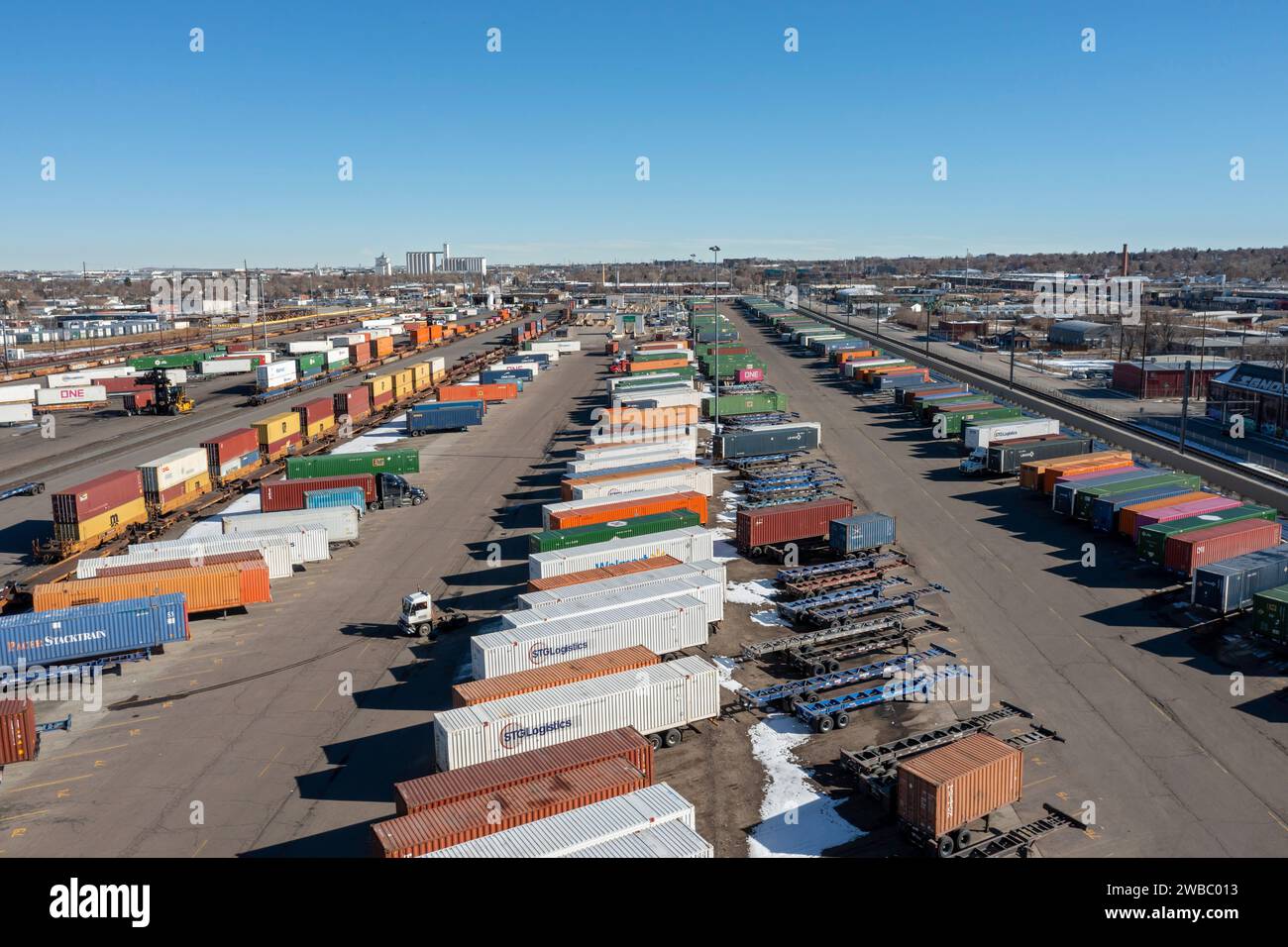 Denver, Colorado – das intermodale Terminal der Union Pacific Railroad, wo Container zwischen Zügen und Lkws umgestellt werden. Stockfoto