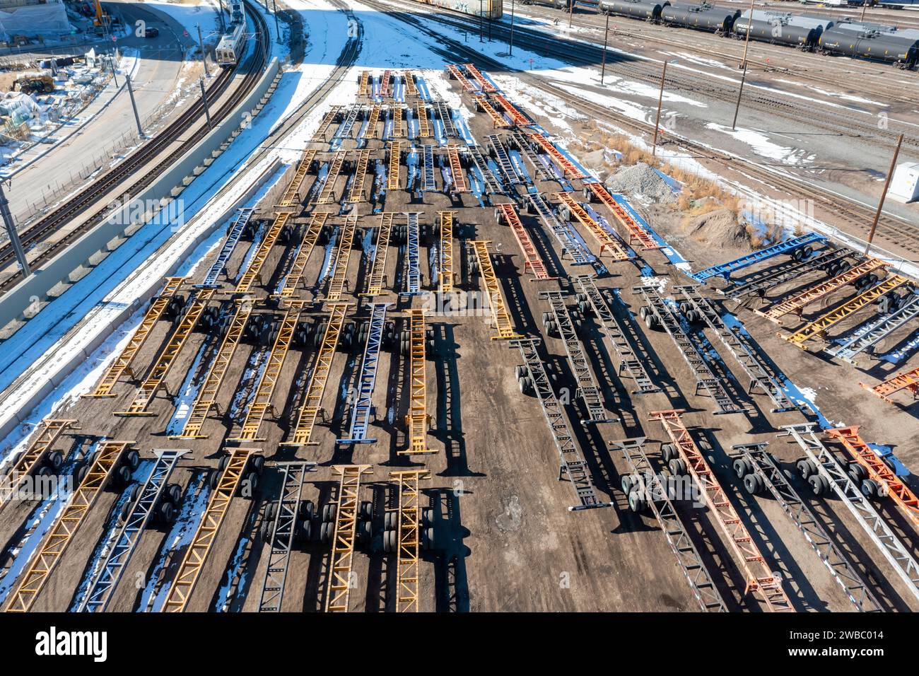 Denver, Colorado – das intermodale Terminal der Union Pacific Railroad, wo Container zwischen Zügen und Lkws umgestellt werden. Behälter Cha Stockfoto