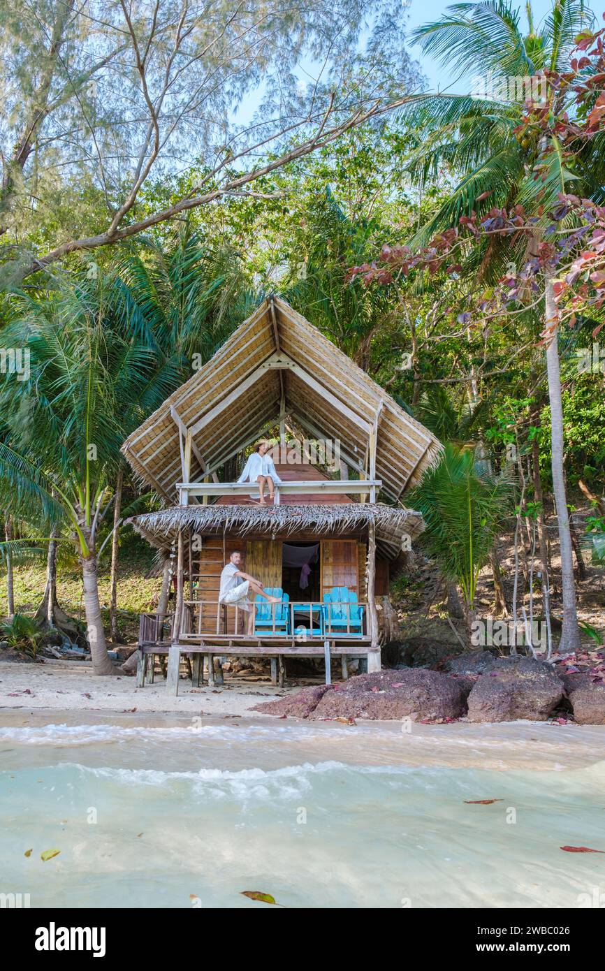 Koh Wai Island trat Thailand ist eine winzige tropische Insel in der Nähe von Koh Chang. Holzbungalow Bambus Hütte am Strand. Ein junges Paar Männer und Frauen in A Stockfoto