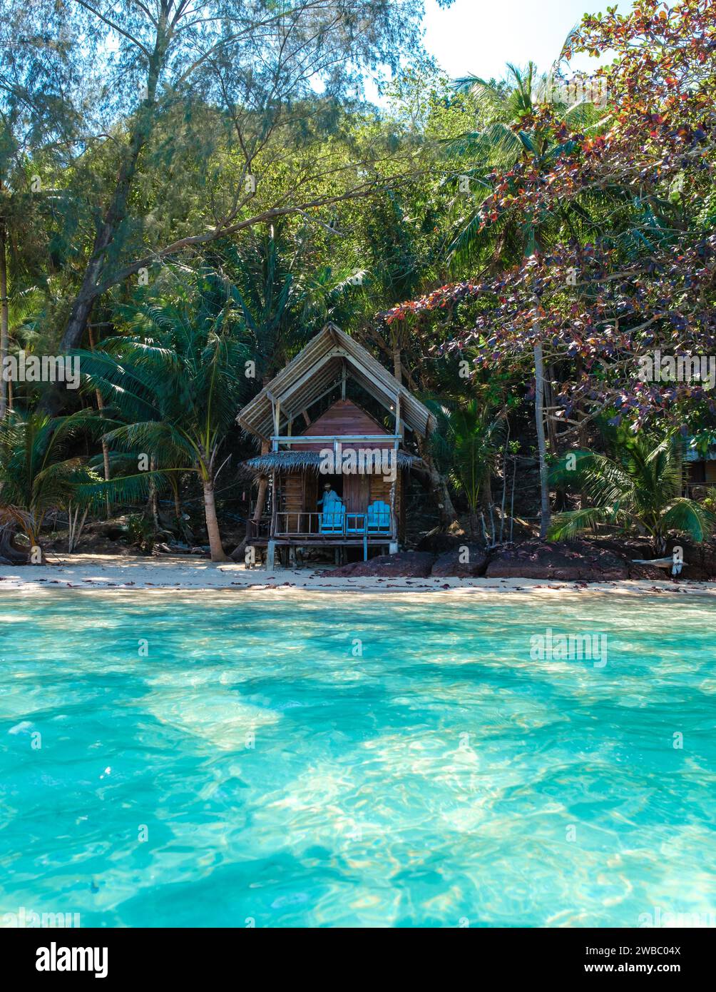 Koh Wai Island trat Thailand ist eine winzige tropische Insel in der Nähe von Koh Chang. Holzbungalow Bambus Hütte am Strand an einem sonnigen Tag Stockfoto