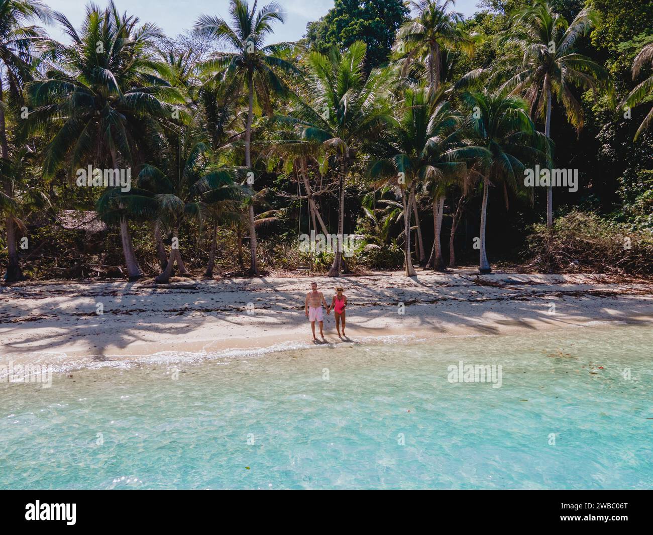 Koh Wai Island trat Thailand ist eine winzige tropische Insel in der Nähe von Koh Chang. Ein junges Paar Männer und Frauen an einem tropischen Strand während eines Luxusurlaubs i Stockfoto
