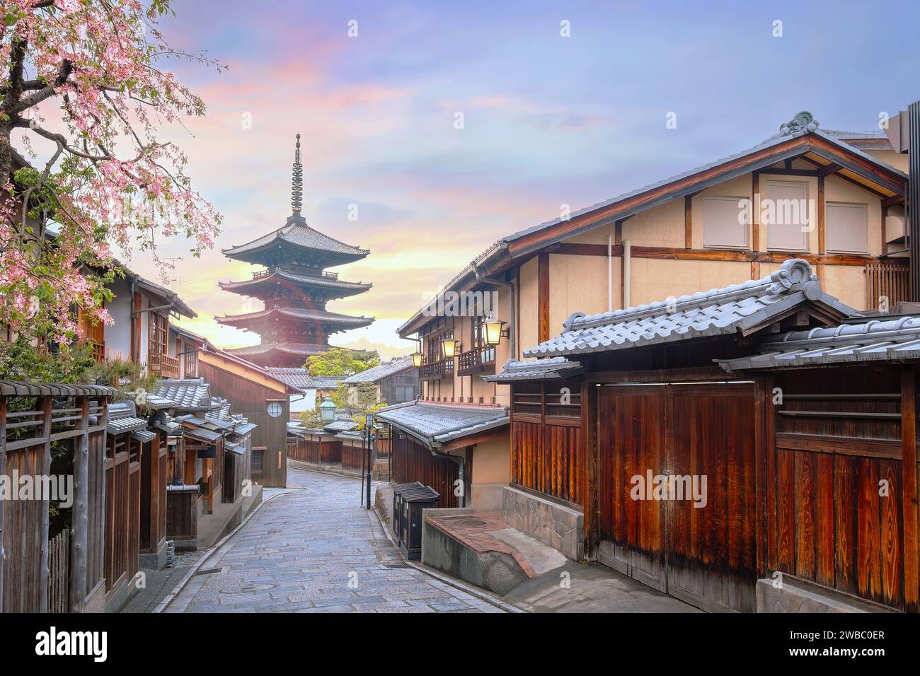 Kyoto, Japan - 6. April 2023: Die Yasaka-Pagode, bekannt als Turm von Yasaka oder Yasaka-no-to. Die 5-stöckige Pagode ist die letzte erhaltene Struktur von Hokan- Stockfoto