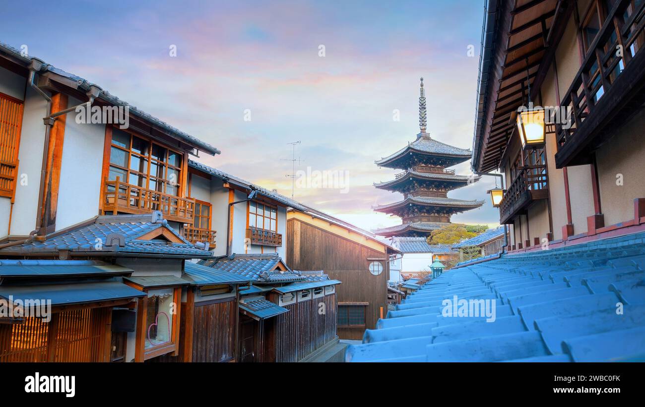 Kyoto, Japan – März 30 2023: Die Yasaka-Pagode, bekannt als Turm von Yasaka oder Yasaka-no-to. Die 5-stöckige Pagode ist die letzte erhaltene Struktur von Hokan Stockfoto