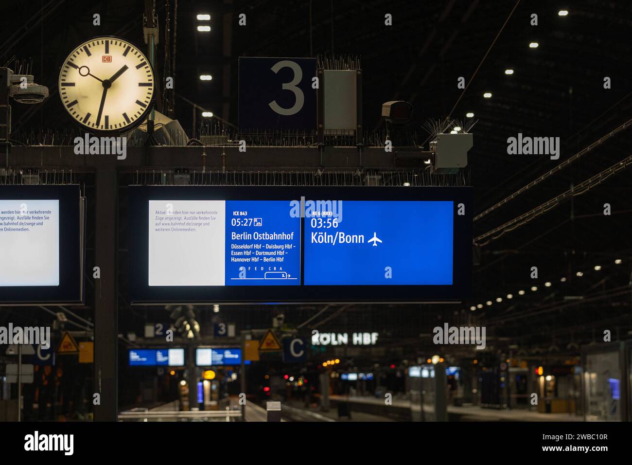 An den Informationstafeln werden aktuell nur verkehrende Züge angezeigt. Zug fällt aus der