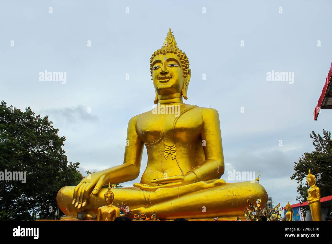 Wat Khao Phra Yai (Goldene Buddha-Statue), auf dem Gipfel des Pratumnak-Hügels, zwischen den beiden Stränden Pattaya und Jomtien. Sie wird von anderen genannt Stockfoto