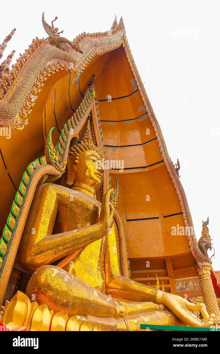 Statue eines großen goldenen Buddhas in sitzender Position am Wat Tham Suea oder Tham Suea Tempel, Kanchanaburi, Thailand Stockfoto