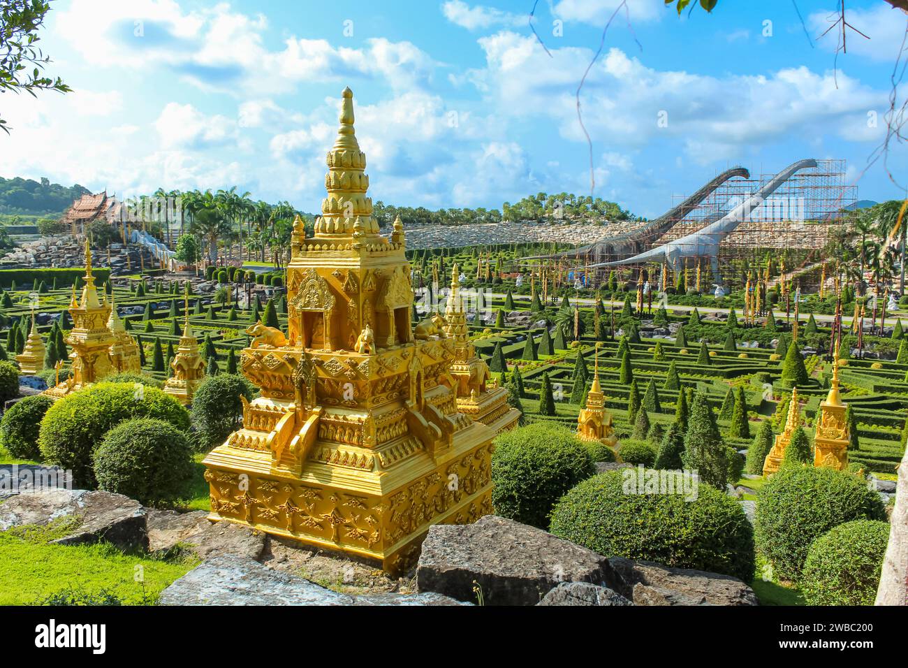Chonburi, Thailand-18. Oktober 2020: Nongnooch Garden, die Weltklasse der eleganten tropischen botanischen Gartensammlung internationaler Pflanzen im Jahr 50 n Stockfoto