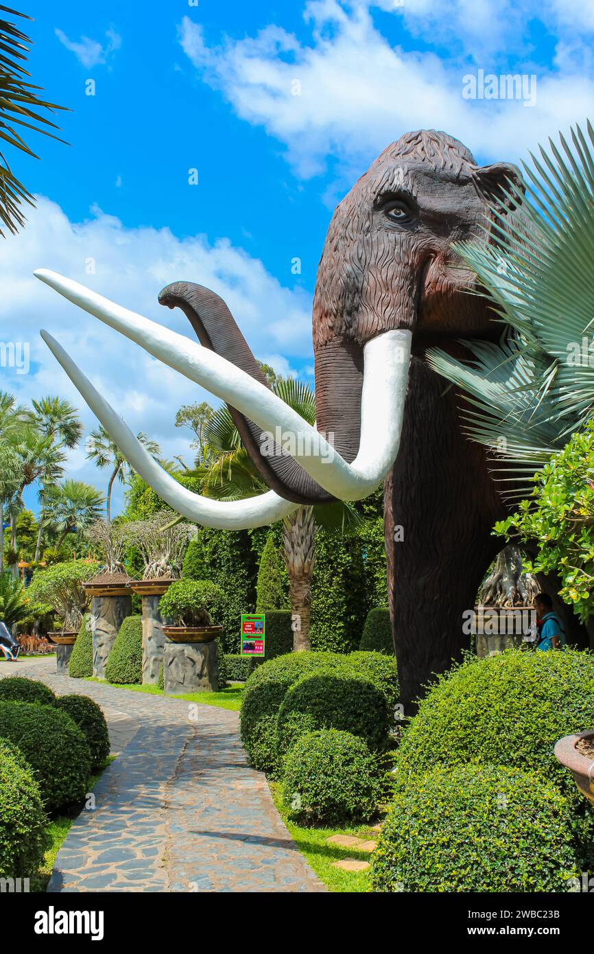 CHONBURI, THAILAND - APRIL 15,2022 : Mammut-Skulptur im besten Garten der Welt im Nongnooch Garden. Dieser Ort ist berühmt für seinen Ort Stockfoto