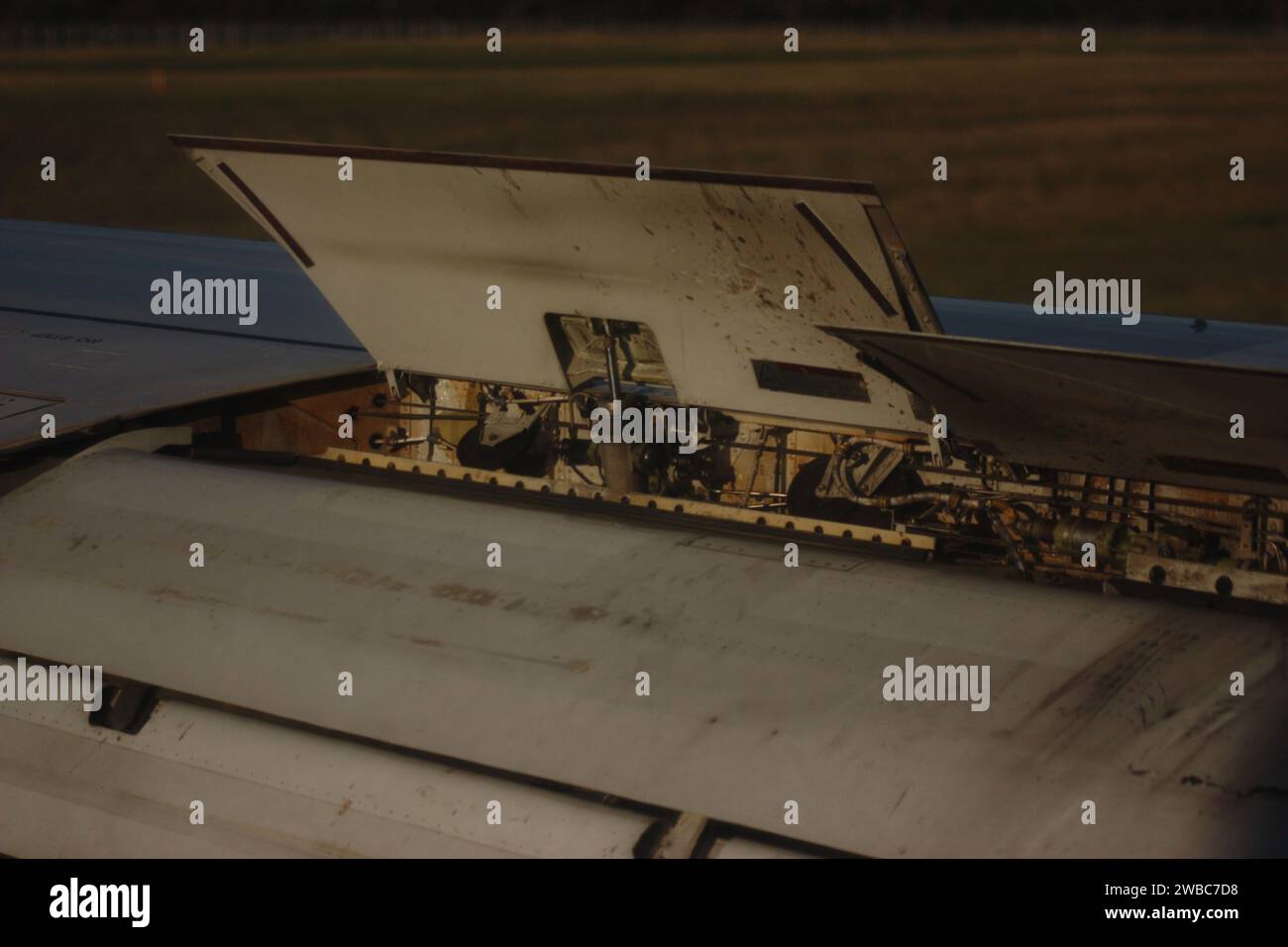 Foto des Flügels bei der Landung des Flugzeugs mit hochgeklappten Flügeln Stockfoto