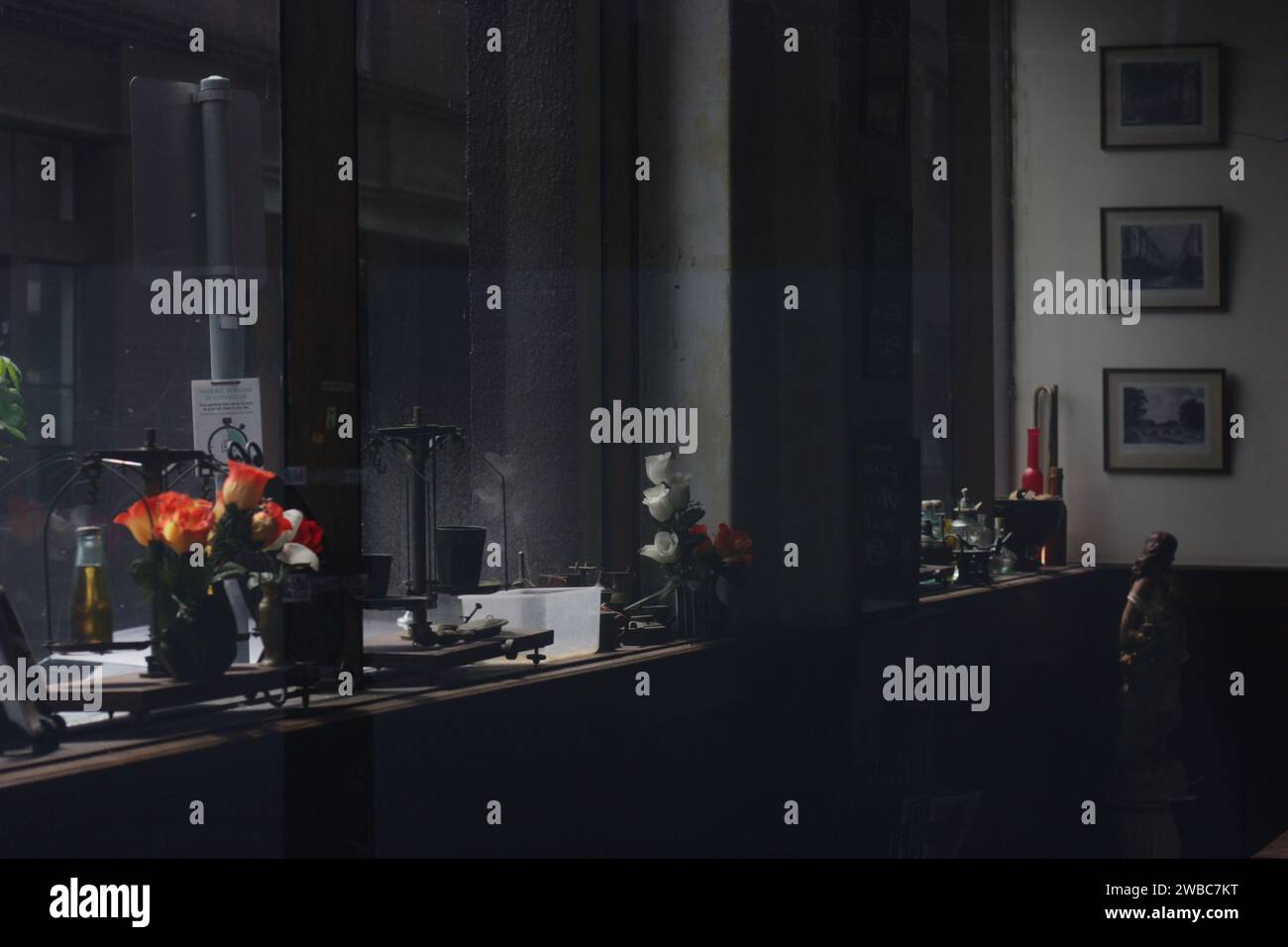 Cafe Window Melbourne Schwach Beleuchtet Urban Scene Moody Reflexion Stockfoto