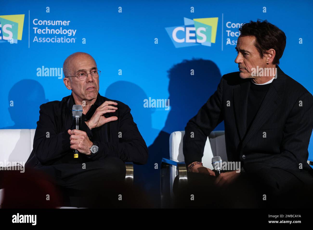 Las Vegas, NV, USA. Januar 2024. 9. Januar 2024: (L-R) Jeffery [Katzenberg und Schauspieler Robert Downey Jr. beantworten Fragen während der Consumer Electronics Show (CES 2024) im Aria Resort and Casino in Las Vegas, NV. Christopher Trim/CSM. Stockfoto