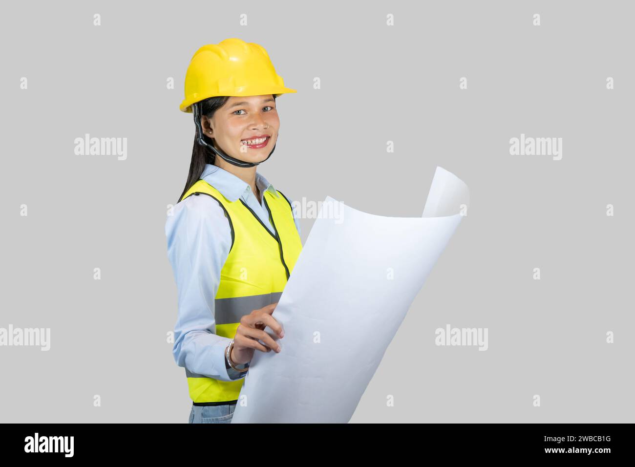 Indischer nepalesischer asiatischer Bauingenieur mit Chartboard und Notizbuch gibt Ausdrücke und Gesten Stockfoto