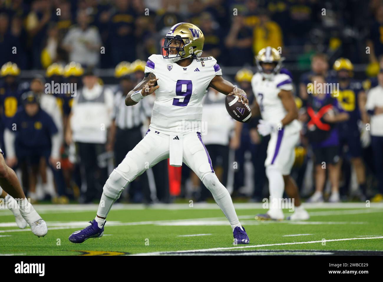 HOUSTON, Texas – 08. JANUAR: Washington Huskies Quarterback Michael Penix Jr. (9) übergibt den Ball während der CFP National Championship gegen die Michigan Wolverines am 8. Januar 2024 im NRG Stadium in Houston, Texas. (Foto: Joe Robbins/Image of Sport) Stockfoto