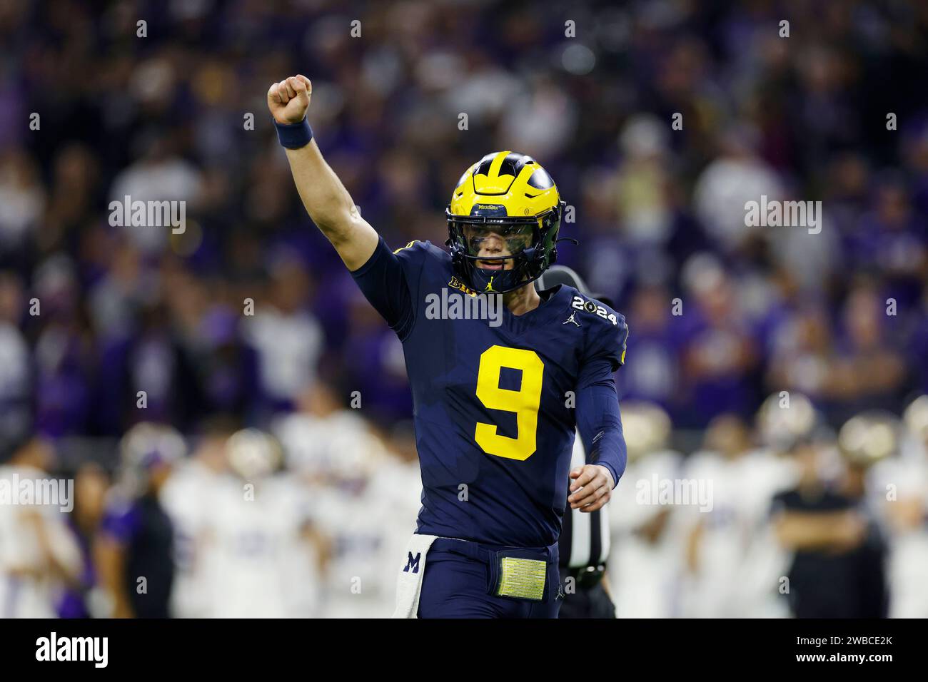 HOUSTON, Texas – 08. JANUAR: Der Quarterback von Michigan Wolverines, J.J. McCarthy (9), feiert während der CFP National Championship gegen die Washington Huskies am 08. Januar 2024 im NRG Stadium in Houston, Texas. (Foto: Joe Robbins/Image of Sport) Stockfoto