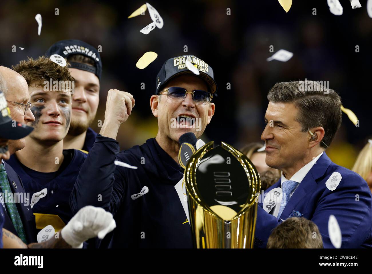 HOUSTON, Texas – 08. JANUAR: Jim Harbaugh, Cheftrainer der Michigan Wolverines, feiert nach der CFP National Championship gegen die Washington Huskies am 08. Januar 2024 im NRG Stadium in Houston, Texas. (Foto: Joe Robbins/Image of Sport) Stockfoto