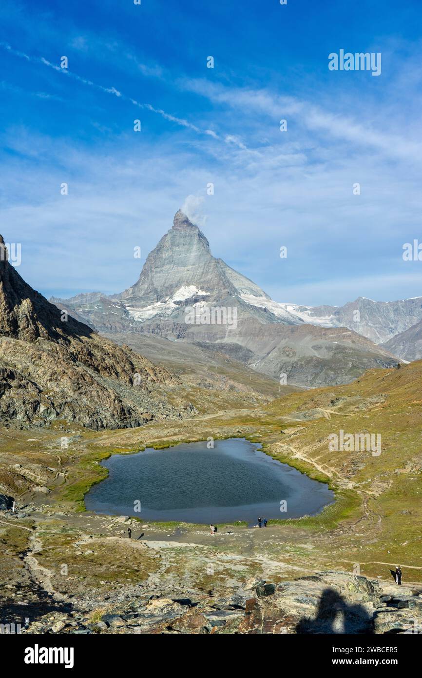 Ein felsiger Felsvorsprung mit Blick auf eine weite Fläche von ruhigem blauem Wasser Stockfoto