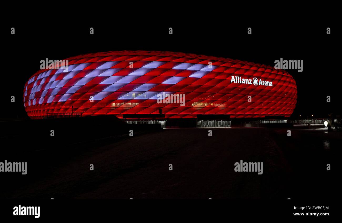 München, Deutschland. Januar 2024. Die zu Ehren des verstorbenen Franz Beckenbauer in rot beleuchtete Allianz-Arena des FC Bayern München mit dem Schriftzug Danke Franz. Schriftzug Danke Franz, FC Bayern München, Allianz Arena, München, 09.01.2024. Foto: Eibner-Pressefoto/Heike feiner Credit: dpa/Alamy Live News Stockfoto