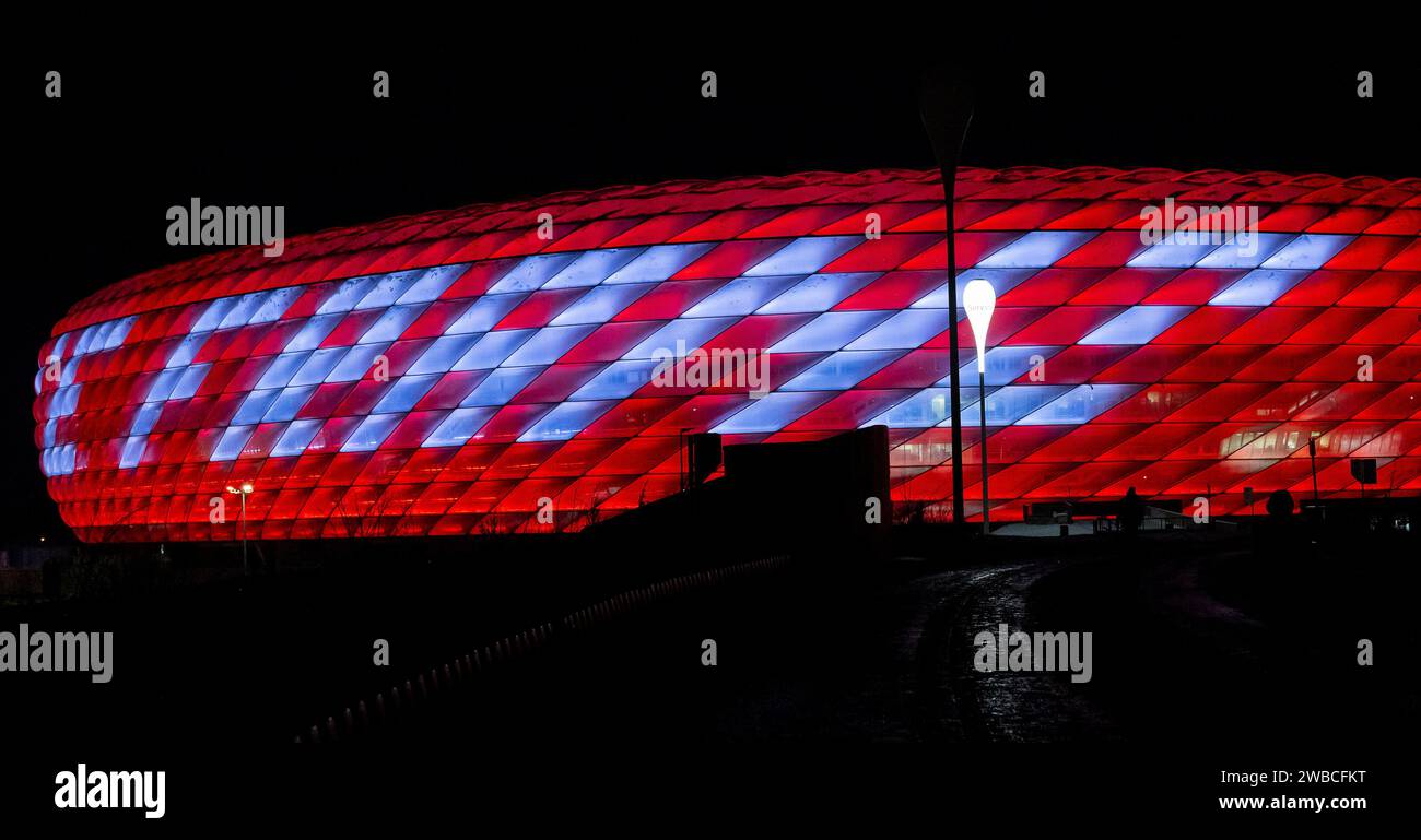 München, Deutschland. Januar 2024. Die zu Ehren des verstorbenen Franz Beckenbauer in rot beleuchtete Allianz-Arena des FC Bayern München mit dem Schriftzug Danke Franz. Schriftzug Danke Franz, FC Bayern München, Allianz Arena, München, 09.01.2024. Foto: Eibner-Pressefoto/Heike feiner Credit: dpa/Alamy Live News Stockfoto