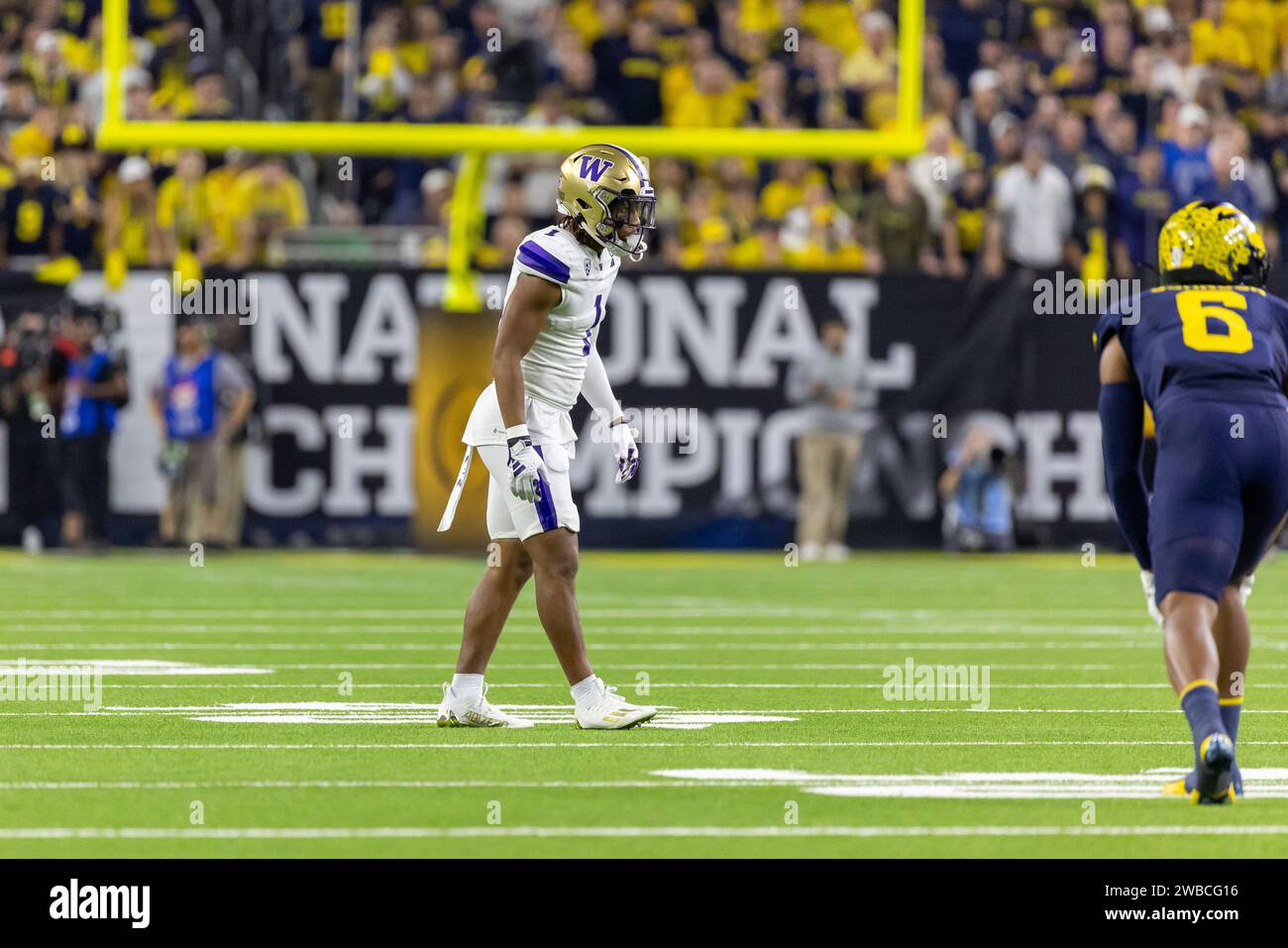 Washington Huskies Cornerback Jabbar Muhammad (1) betrachtet den Ball vor dem Schnappschuss während des College Football Playoff National Championship Gam 2024 Stockfoto