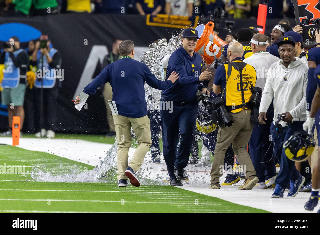 Jim Harbaugh, Cheftrainer von Michigan Wolverines, vermeidet das gatorade-Bad während des Spiels der College Football Playoff National Championship 2024 am Dienstag, Februar Stockfoto