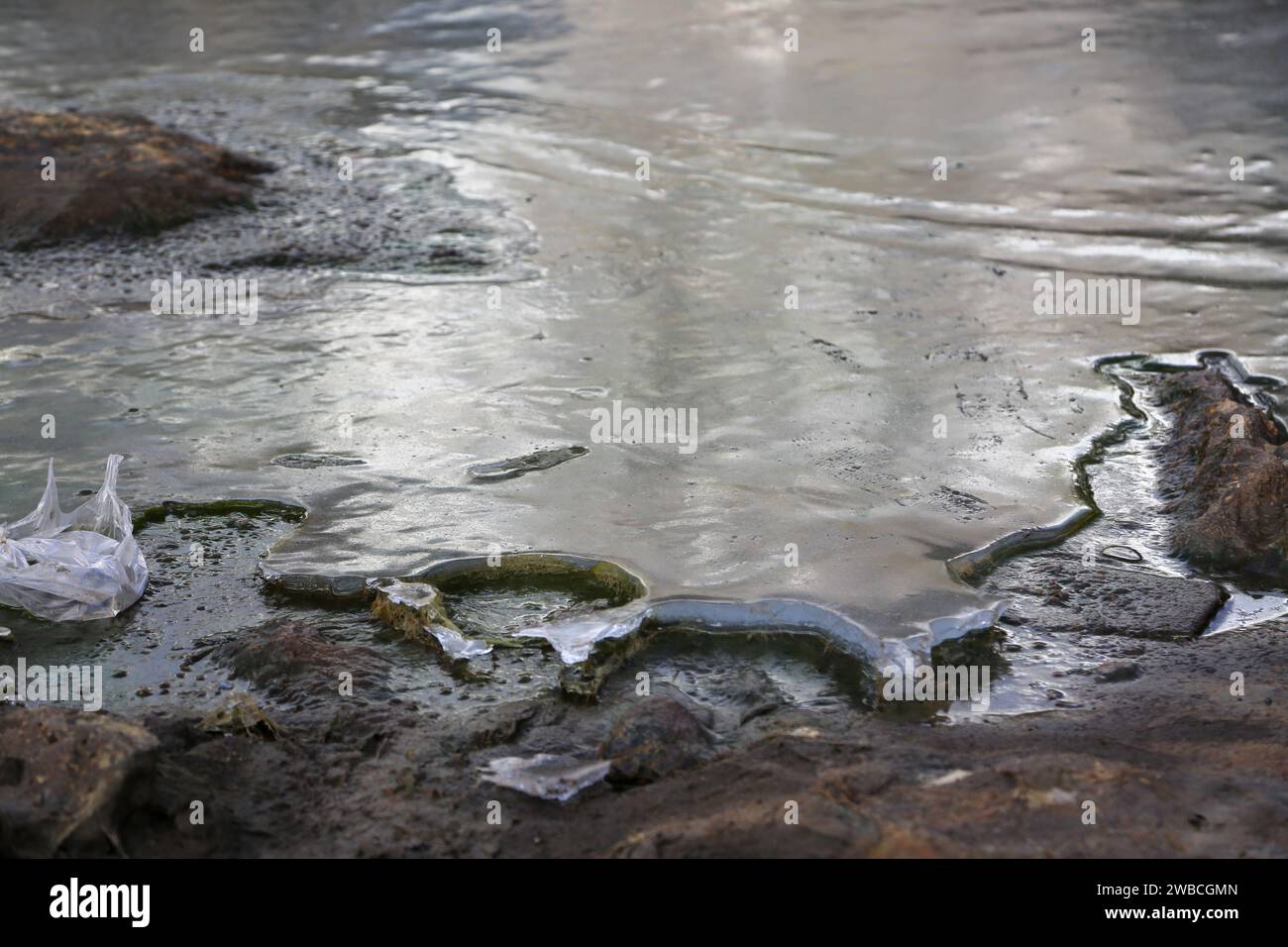 Gefrorenes Wasser der Flüsse im Himalaya Indien. Das Einfrieren ist ein Phasenübergang, bei dem eine Flüssigkeit zu einem Feststoff wird, wenn ihre Temperatur gesenkt wird b Stockfoto