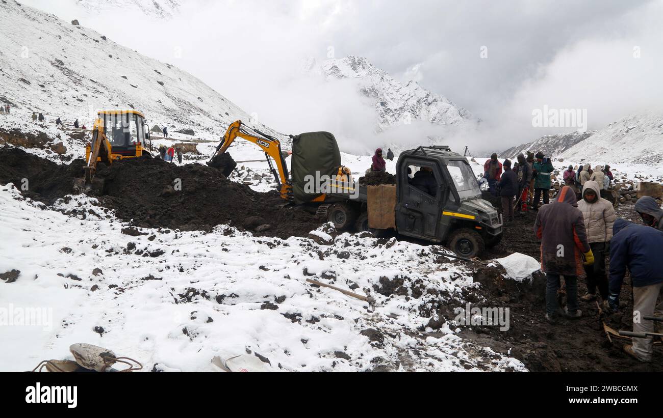 Rudraprayag, Uttarakhand, Indien, Dezember 12 2014, Wiederaufbau in Kedarnath nach der Katastrophe im extremen Winter und Schneefall. Die Regierung hat einen Aufruhr gemacht Stockfoto