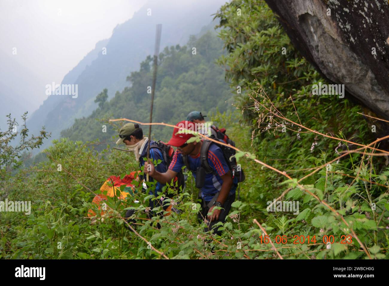 Rudarprayag, Uttarakhand, Indien, 16 2014. Juni, Polizeiteam durchsucht Leichen von Kedarnath Katastrophenopfern. Kedarnath wurde am 2013. Juni verwüstet Stockfoto