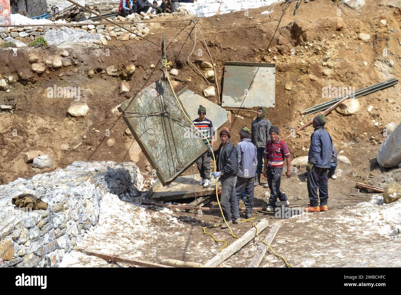 Rudarprayag, Uttarakhand, Indien, Mai 18 2014, Wiederaufbauprojekt Kedarnath, Wiederaufbau von im Katastrophenfall beschädigten Brücken. Kedarnath war am Boden zerstört auf Ju Stockfoto