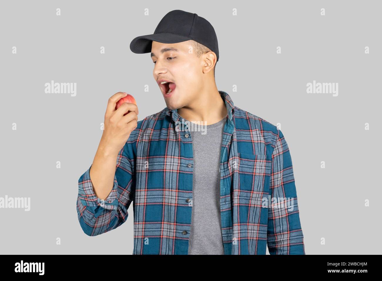 Junger asiatischer muskulöser und gesunder männlicher Farmer, der mit Obst- und Obstkorb Bio Lifestyle fördert Stockfoto