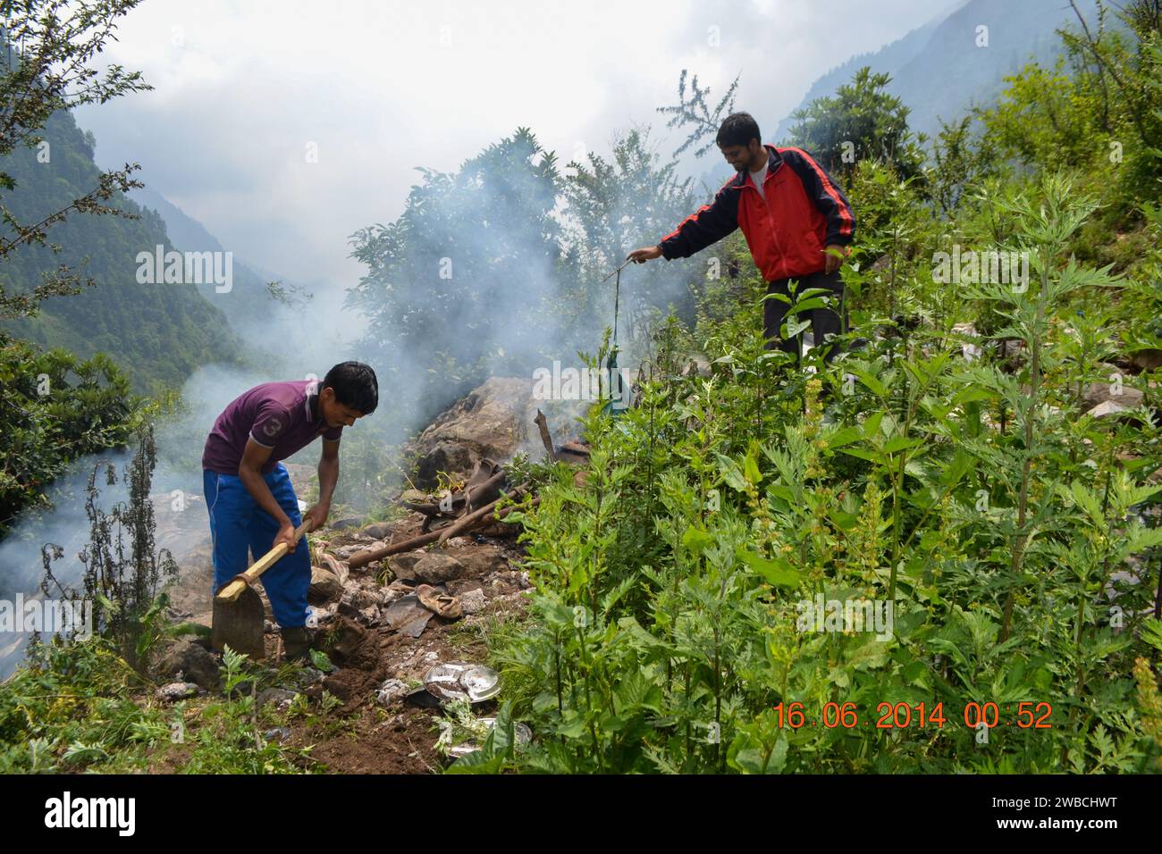 Rudarprayag, Uttarakhand, Indien, 16. Juni 2014, Polizei-Team sucht Leichen von Kedarnath-Katastrophenopfern ab. Kedarnath wurde am 2013. Juni durch Erdrutsche und Sturzfluten verwüstet, bei denen mehr als 5000 Menschen in Uttarakhand ums Leben kamen. Stockfoto