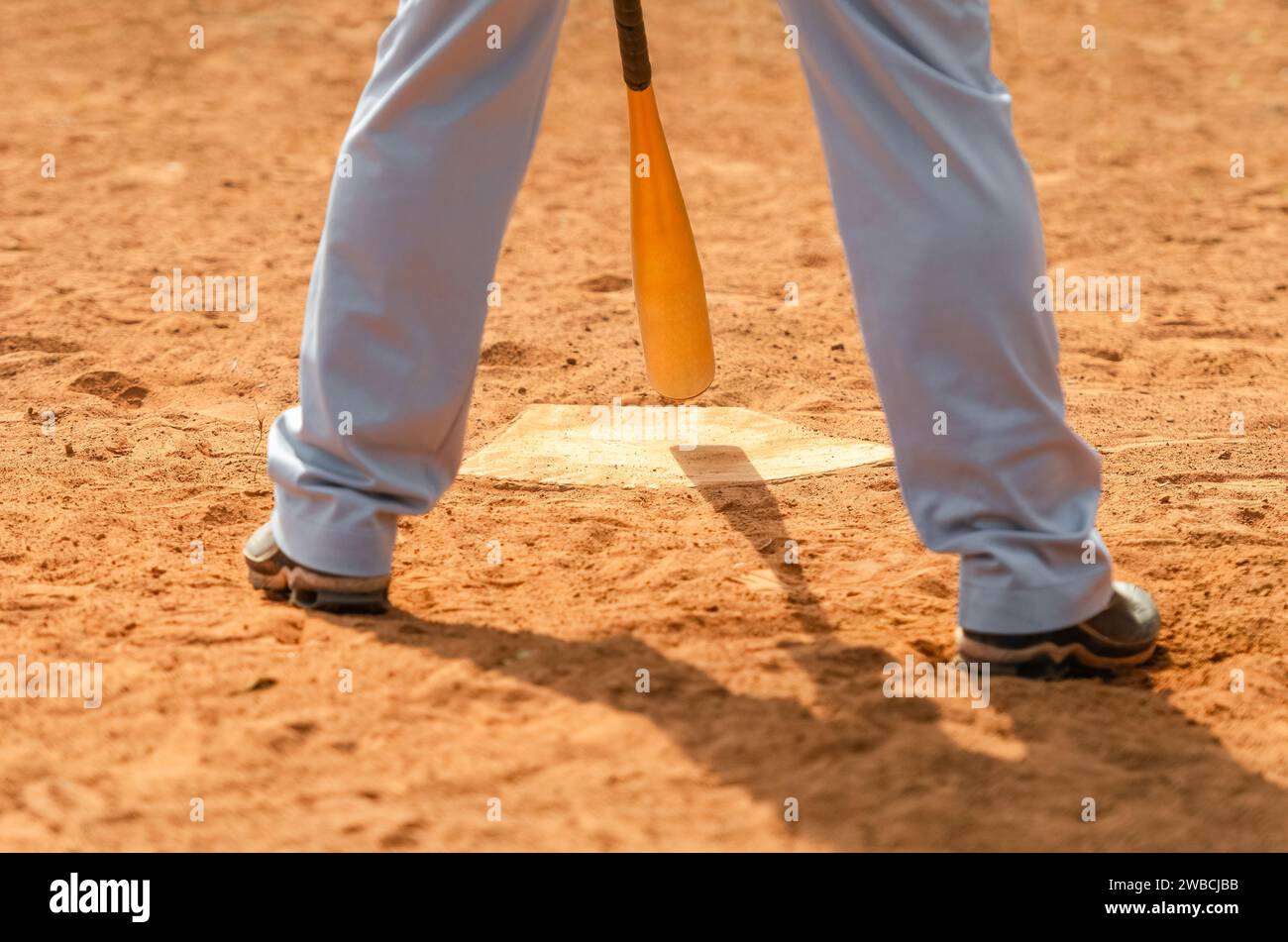 Männer spielen Baseballspiel. Batter macht sich bereit, während des Ballspiels auf einem Baseballfeld einen Platz zu schlagen. Stockfoto